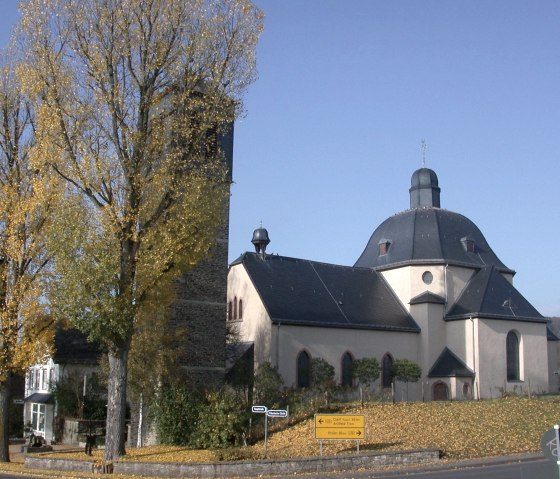 Pronsfeld Dorfplatz Bäckerei und kath.i Kirche, © Tourist-Information Prümer Land