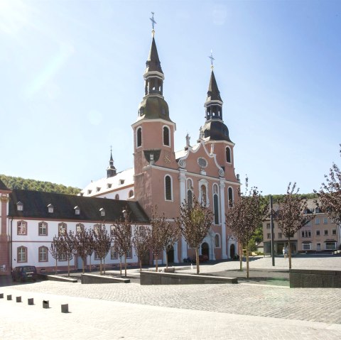 St. Salvator Basilika mit ehemaligem Abteigebäude, © PM Studios u. Tourist-Information Prümer Land