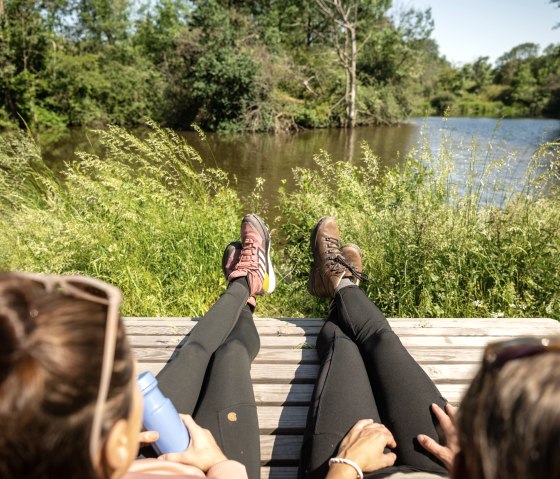 Entspannte Rast am Mußeplatz, Angelweiher am Richelberg, Bachpfad, © Eifel Tourismus GmbH, Dominik Ketz