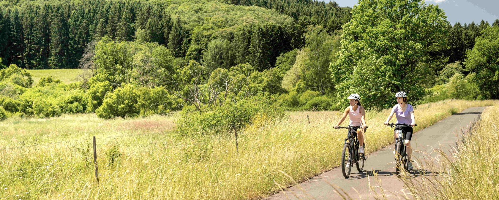 Zwei Radfahrerinnen auf dem Eifel-Ardennen-Radweg im Alfbachtal , © Eifel Tourismus GmbH, Dominik Ketz