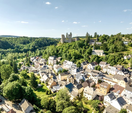 Blick auf Schönecken mit Burg, © TI-Prüm/Foto ©Eifel Tourismus GmbH, Dominik Ketz.jpg