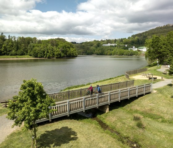 Der Prüm-Radweg führt am Stausee Bitburg bei Biersdorf vorbei, © Eifel Tourismus GmbH, Dominik Ketz