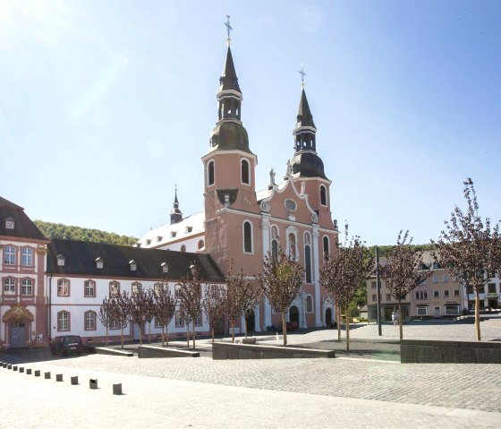 St. Salvator Basilika mit ehemaligem Abteigebäude, © PM Studios u. Tourist-Information Prümer Land