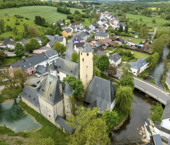 Burg Rittersdorf von oben, © Eifel Tourismus GmbH, Dominik Ketz