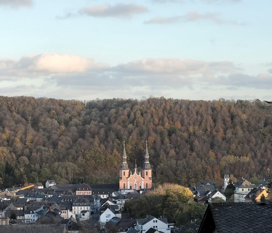 Herbstspaziergang  Blick auf Basilika Prüm, © Tourist-Information Prümer Land, Sebastian Wiesen