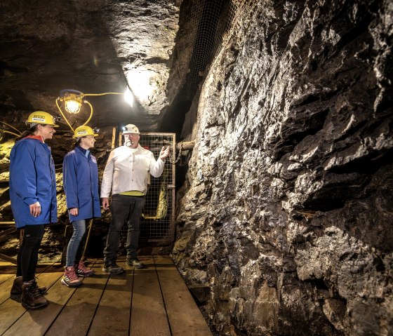 Führung im Besucherbergwerk Mühlerberger Stollen, © Tourist-Information Prümer Land/ET GmbH