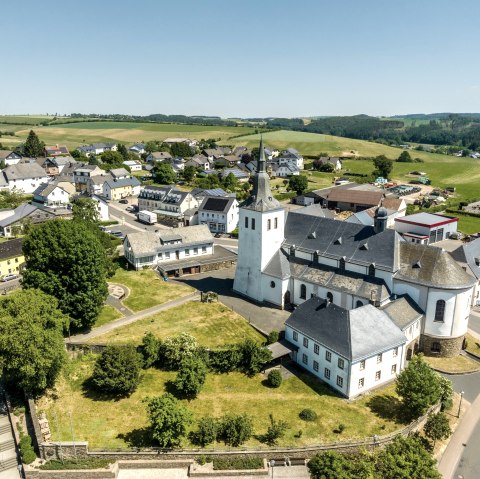 Blick auf Bleialf mit Pfarrkirche, © Tourist-Information Prümer Land/Eifel Tourismus (ET) GmbH