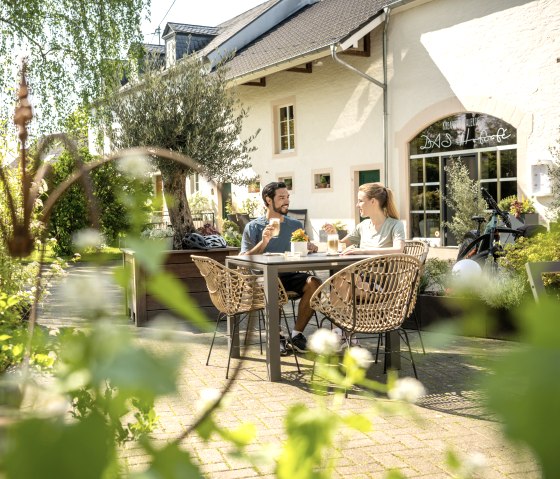 Zeit für Kaffee und Kuchen im gemütlichen Hof-Café am Nims-Radweg bei Messerich, © Eifel Tourismus GmbH, Dominik Ketz