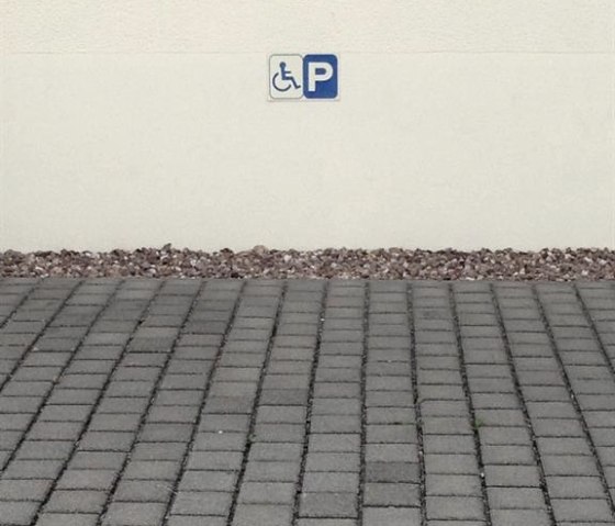 barrierefreier Parkplatz beim Eingang