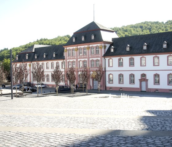 Ehemaliges Abteigebäude Vorderansicht, © Tourist-Information Prümer Land/PM Studio