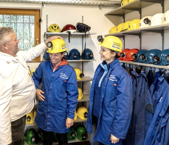 Richtig ausgerüstet für das Besucherbergwerk, © Tourist-Information Prümer Land