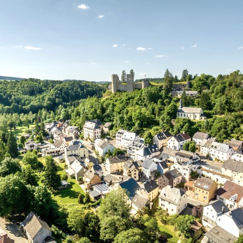 Schönecken mit Burg, © Tourist-Information Prümer Land/Eifel Tourismus (ET) GmbH, D. Ketz