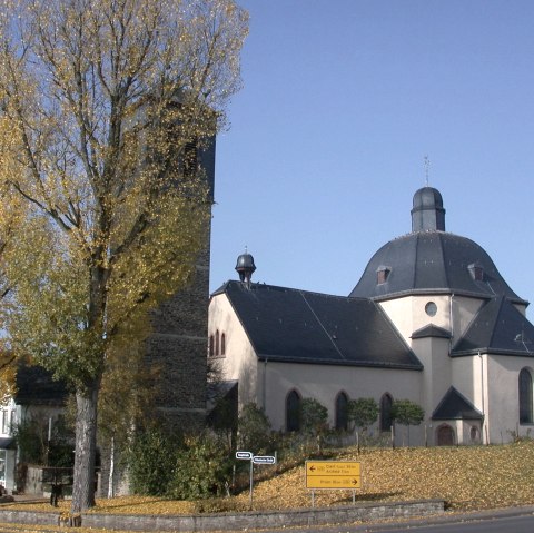 Pronsfeld Dorfplatz Bäckerei und kath.i Kirche, © Tourist-Information Prümer Land