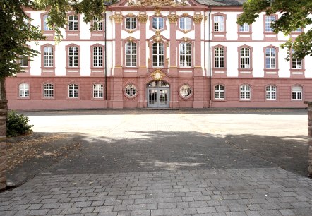 Ehemaliges Abteigebäude Portal, © Tourist-Information Prümer Land/PM Studio