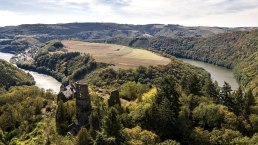 Ourtalschleife mit Burgruine Falkenstein, © Eifel Tourismus GmbH, Dominik Ketz